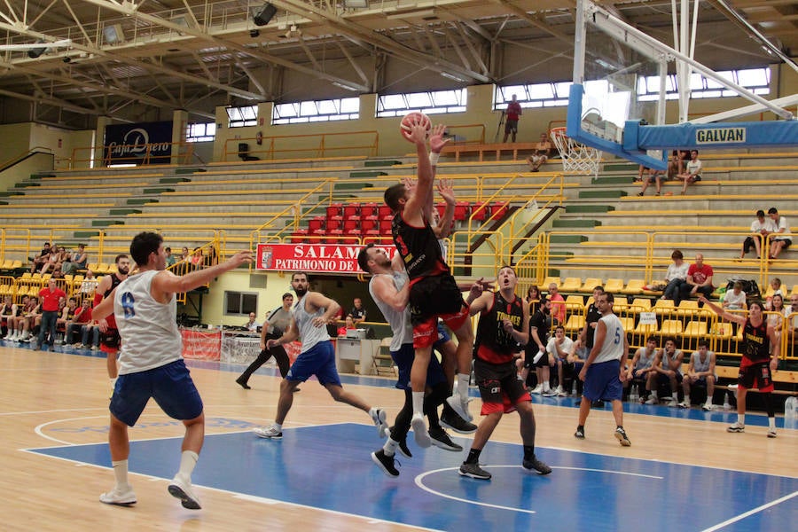 Fotos: La Antigua CB Tormes cede ante el Menorca (67-74)