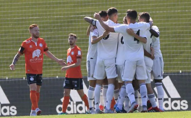 Los jugadores del Real Madrid Castilla celebran uno de los goles ante Unionistas. 