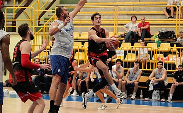 Una acción del partido entre el CBTormes y el Menorca.