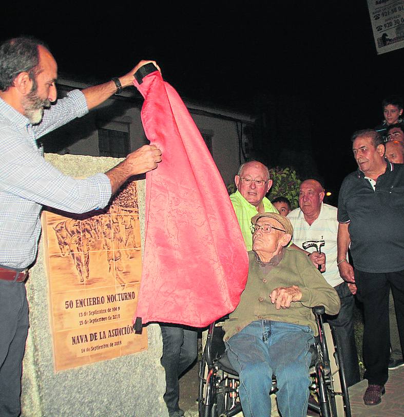 El alcalde descubre la placa junto a los concejales del Ayuntamiento en 1969.