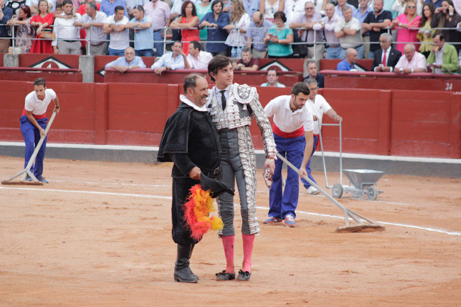 Fiel a su concepto, pero menos temerario, templado y asentado, inteligente y seguro, soberbio con la espada, el torero peruano hace pleno