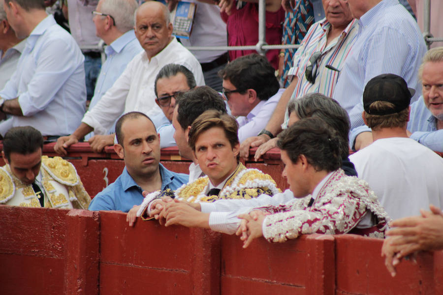 Fiel a su concepto, pero menos temerario, templado y asentado, inteligente y seguro, soberbio con la espada, el torero peruano hace pleno