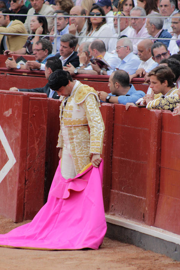 Fiel a su concepto, pero menos temerario, templado y asentado, inteligente y seguro, soberbio con la espada, el torero peruano hace pleno