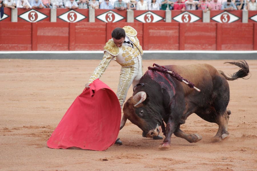 Fiel a su concepto, pero menos temerario, templado y asentado, inteligente y seguro, soberbio con la espada, el torero peruano hace pleno