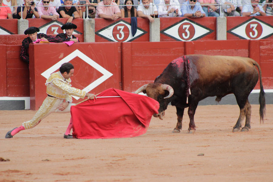 Fiel a su concepto, pero menos temerario, templado y asentado, inteligente y seguro, soberbio con la espada, el torero peruano hace pleno