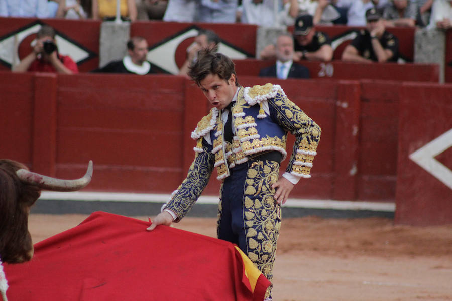 Fiel a su concepto, pero menos temerario, templado y asentado, inteligente y seguro, soberbio con la espada, el torero peruano hace pleno