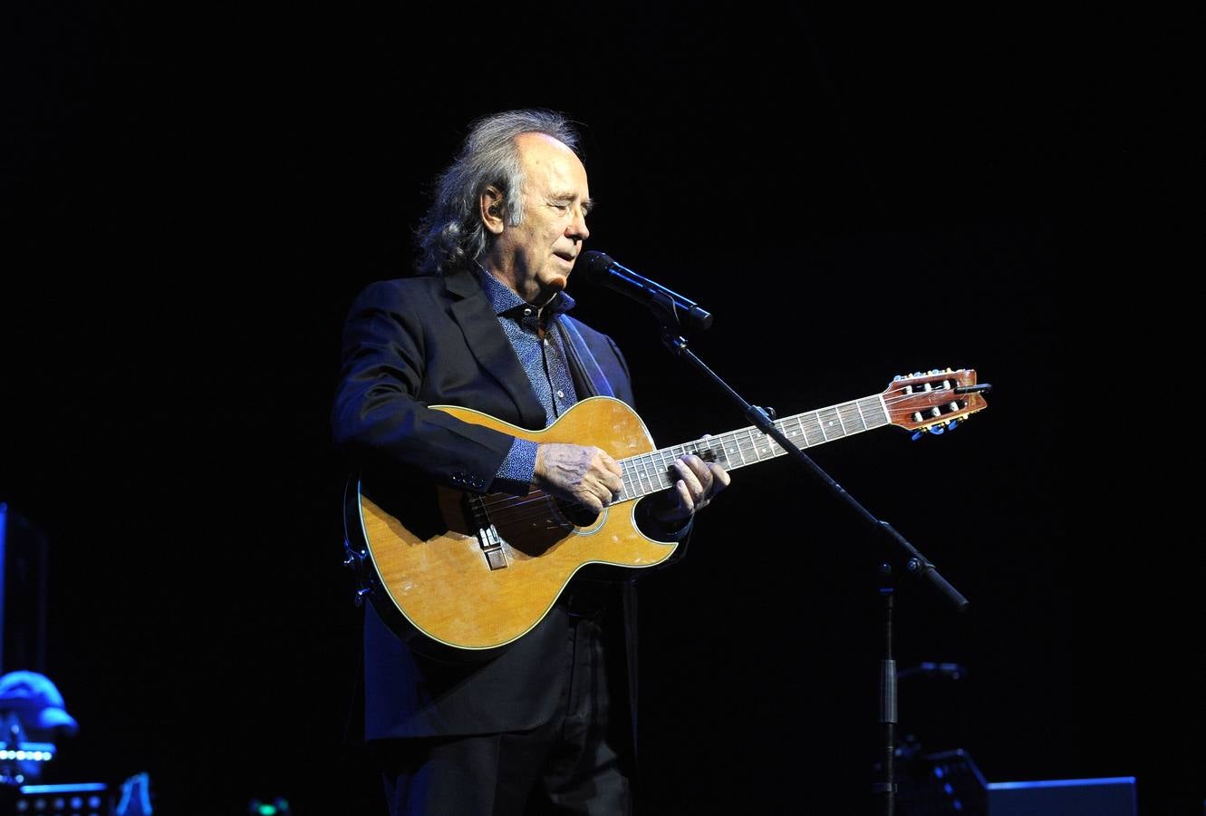 El cantautor abarrotó el recinto con los temas más clásicos de su carrera musical dentro de la gira 'Mediterráneo Da Capo'