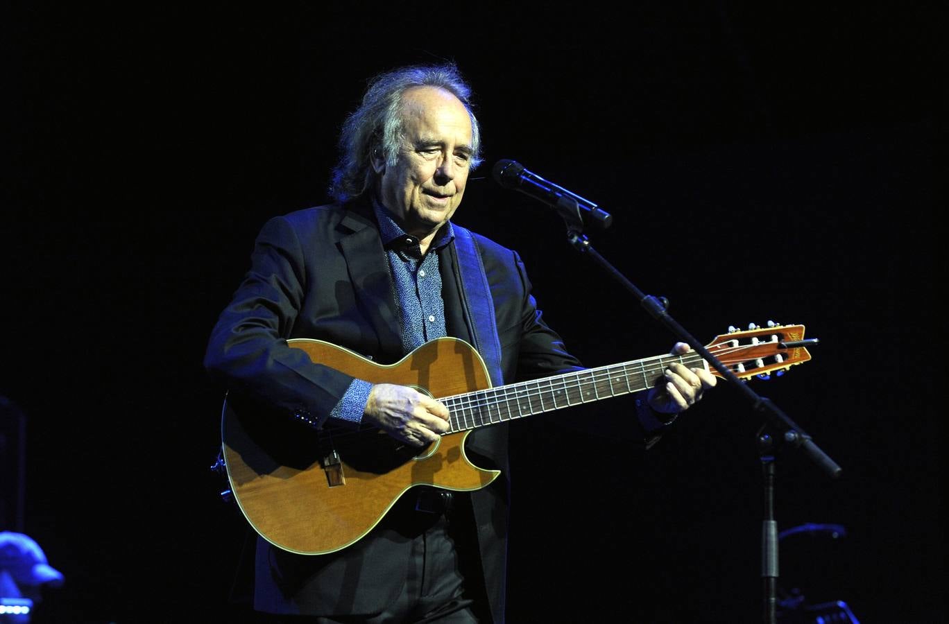 El cantautor abarrotó el recinto con los temas más clásicos de su carrera musical dentro de la gira 'Mediterráneo Da Capo'