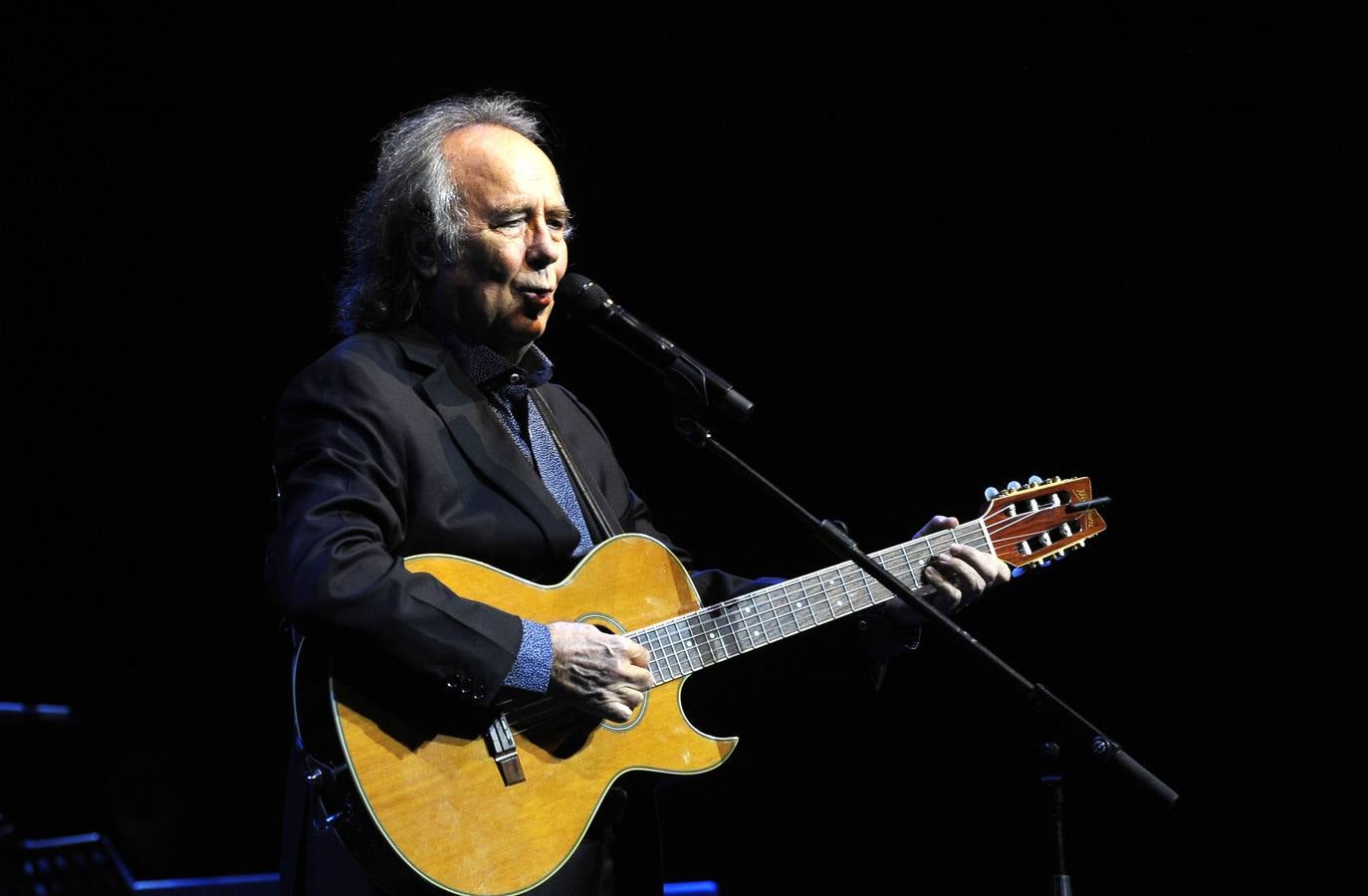 El cantautor abarrotó el recinto con los temas más clásicos de su carrera musical dentro de la gira 'Mediterráneo Da Capo'