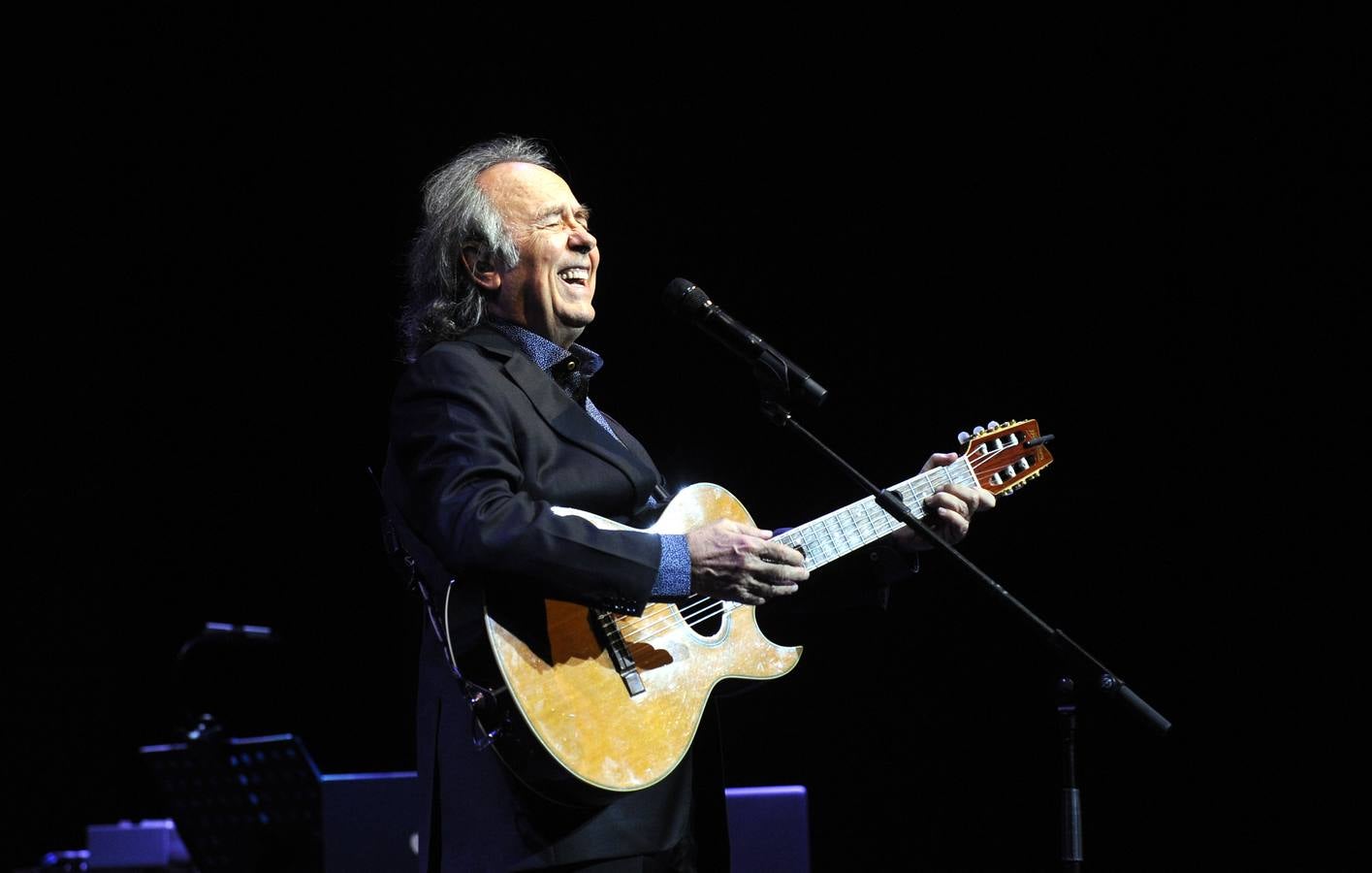 El cantautor abarrotó el recinto con los temas más clásicos de su carrera musical dentro de la gira 'Mediterráneo Da Capo'