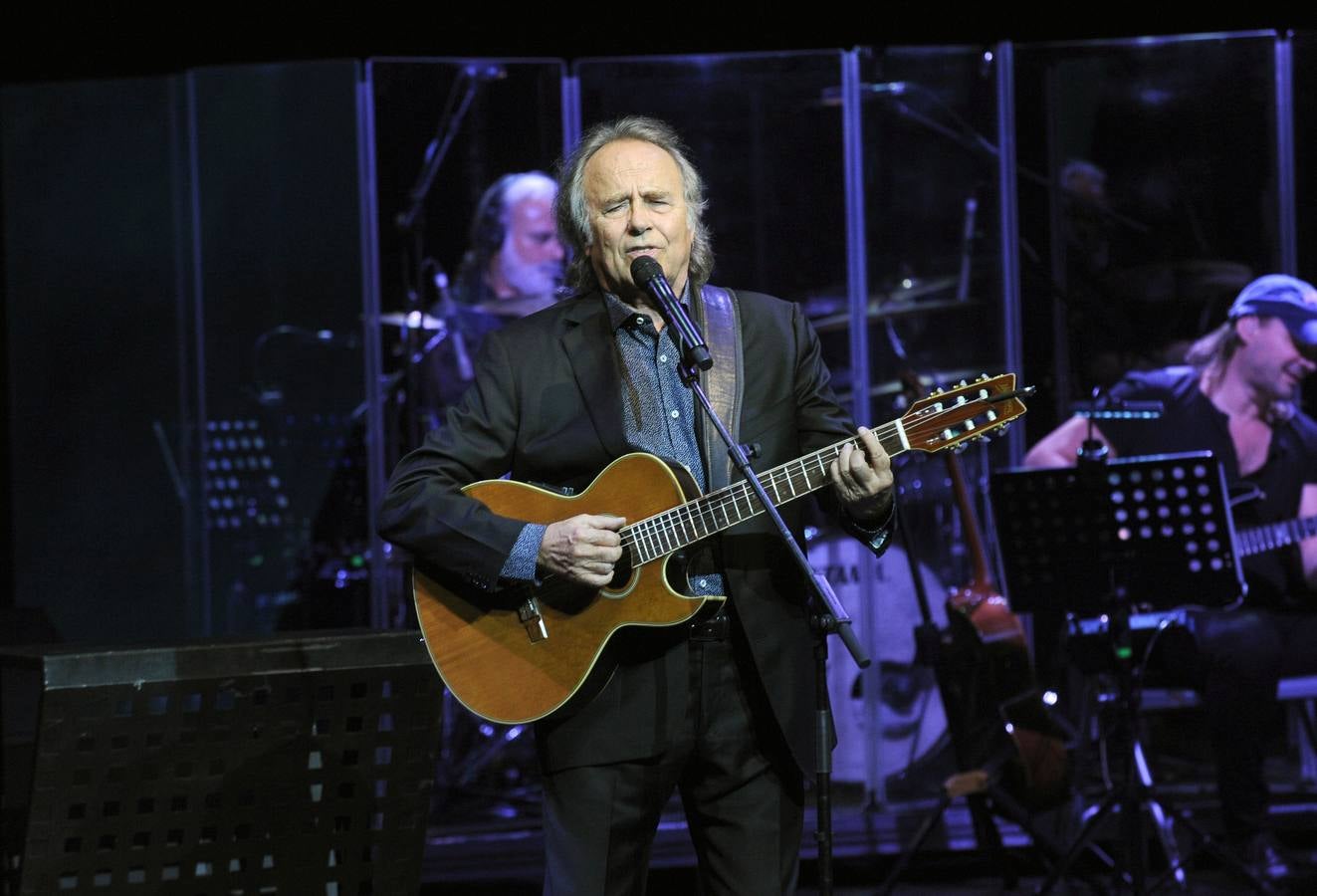 El cantautor abarrotó el recinto con los temas más clásicos de su carrera musical dentro de la gira 'Mediterráneo Da Capo'