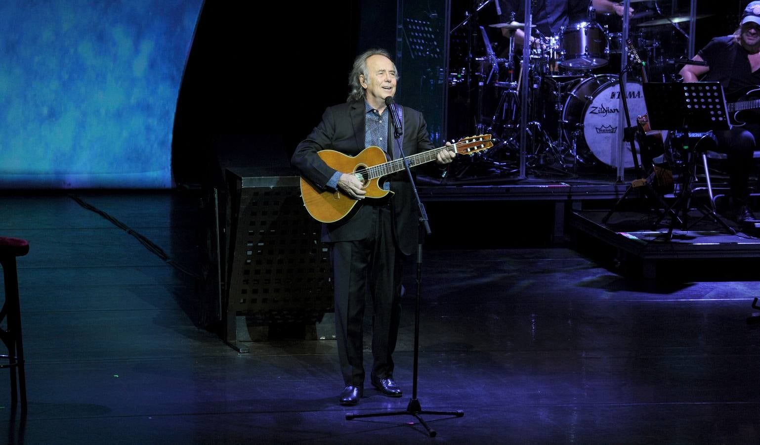 El cantautor abarrotó el recinto con los temas más clásicos de su carrera musical dentro de la gira 'Mediterráneo Da Capo'