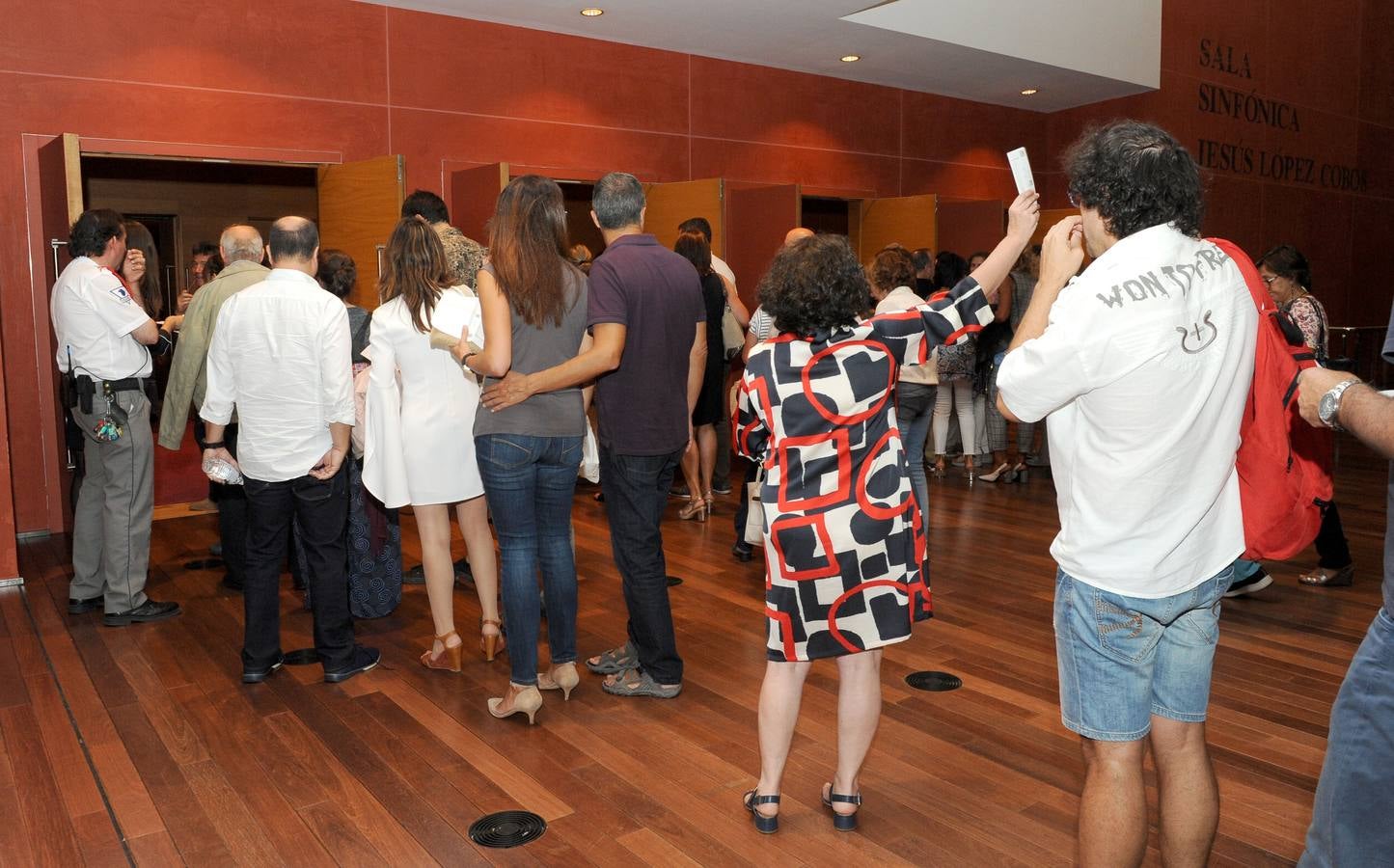 El cantautor abarrotó el recinto con los temas más clásicos de su carrera musical dentro de la gira 'Mediterráneo Da Capo'