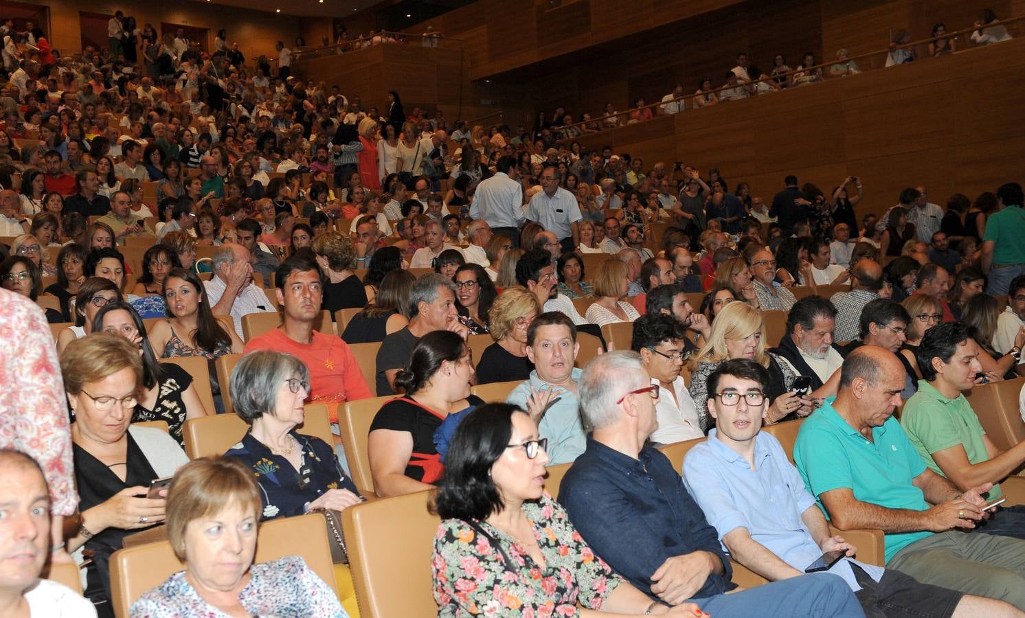 El cantautor abarrotó el recinto con los temas más clásicos de su carrera musical dentro de la gira 'Mediterráneo Da Capo'