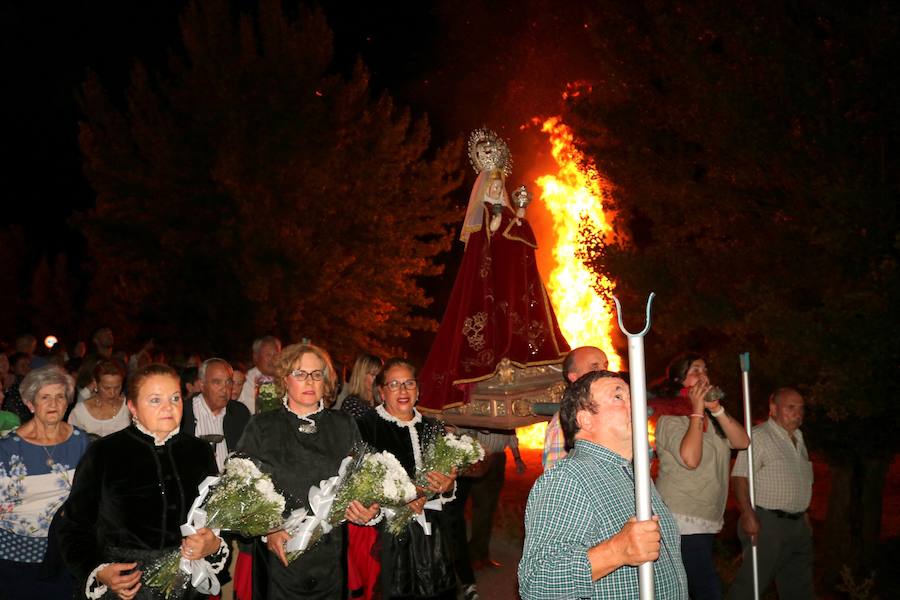 Fotos: Procesión de las hogueras en Palenzuela