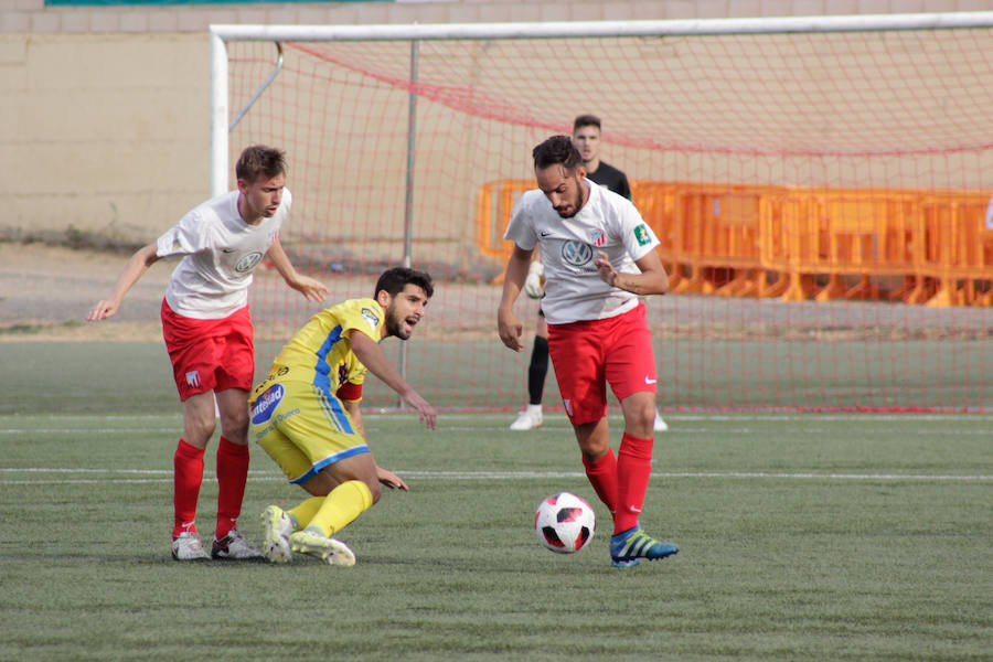 El equipo tormesino encaja la primera derrota de la temporada en su regreso a Tercera ante el intratable líder