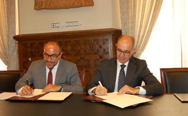 Un momento de la firma del convenio.