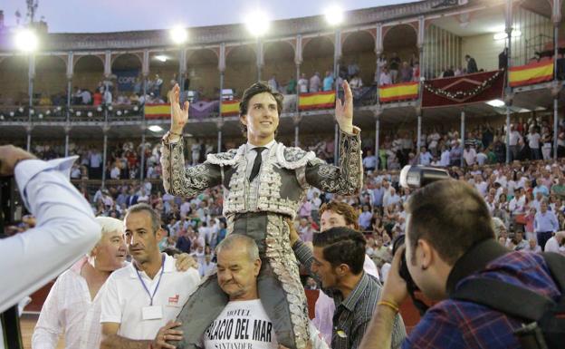 Roca Rey es sacado a hombros de La Glorieta tras su tarde triunfal en al que cortó cuatro orejas 