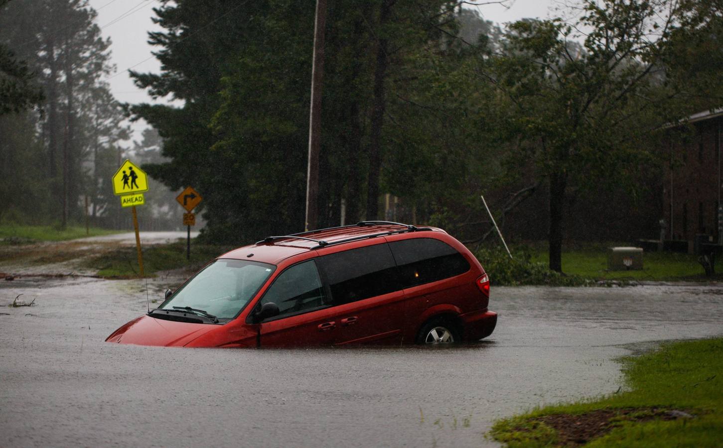 Mientras Florence se disipa en su camino hacia el noroeste, la ahora depresión tropical sigue dejando una pertinaz lluvia en la región, especialmente en la frontera entre Carolina del Norte y Carolina del Sur