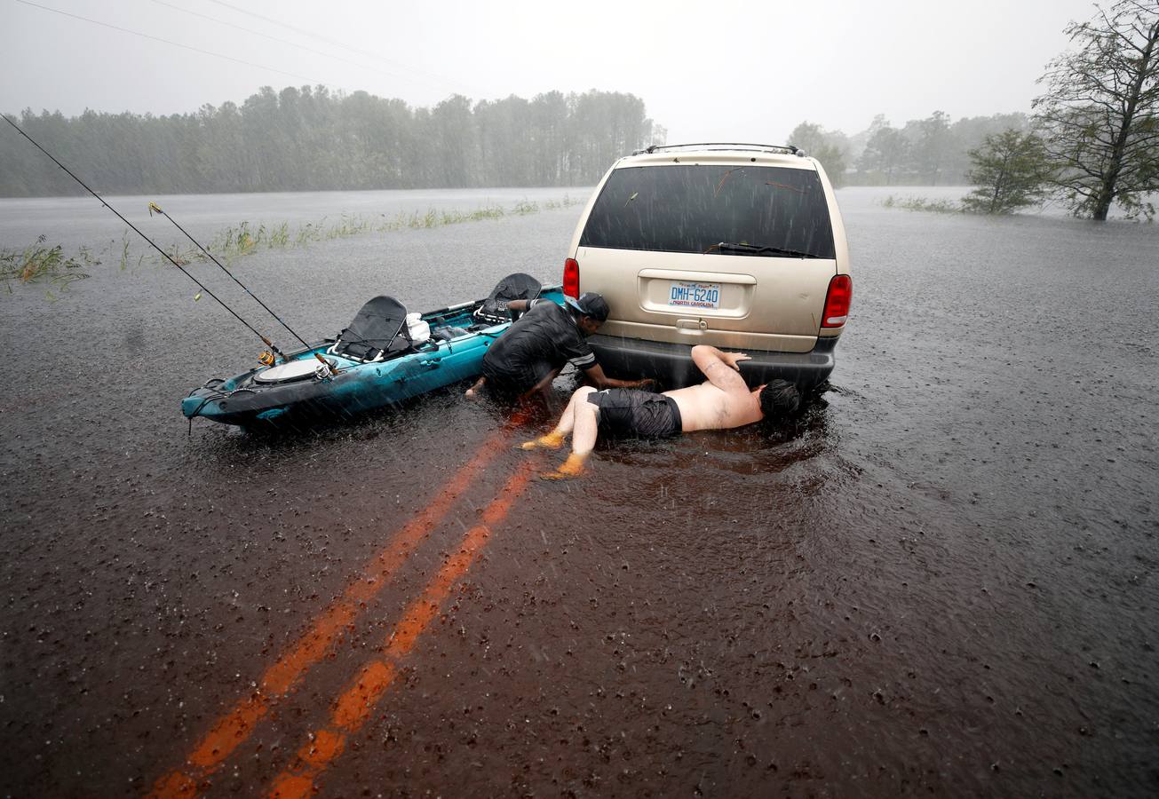 Mientras Florence se disipa en su camino hacia el noroeste, la ahora depresión tropical sigue dejando una pertinaz lluvia en la región, especialmente en la frontera entre Carolina del Norte y Carolina del Sur