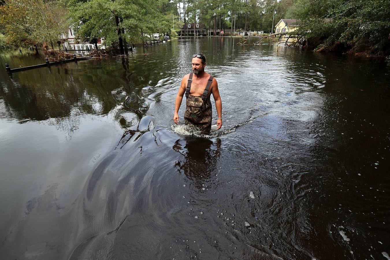 Mientras Florence se disipa en su camino hacia el noroeste, la ahora depresión tropical sigue dejando una pertinaz lluvia en la región, especialmente en la frontera entre Carolina del Norte y Carolina del Sur