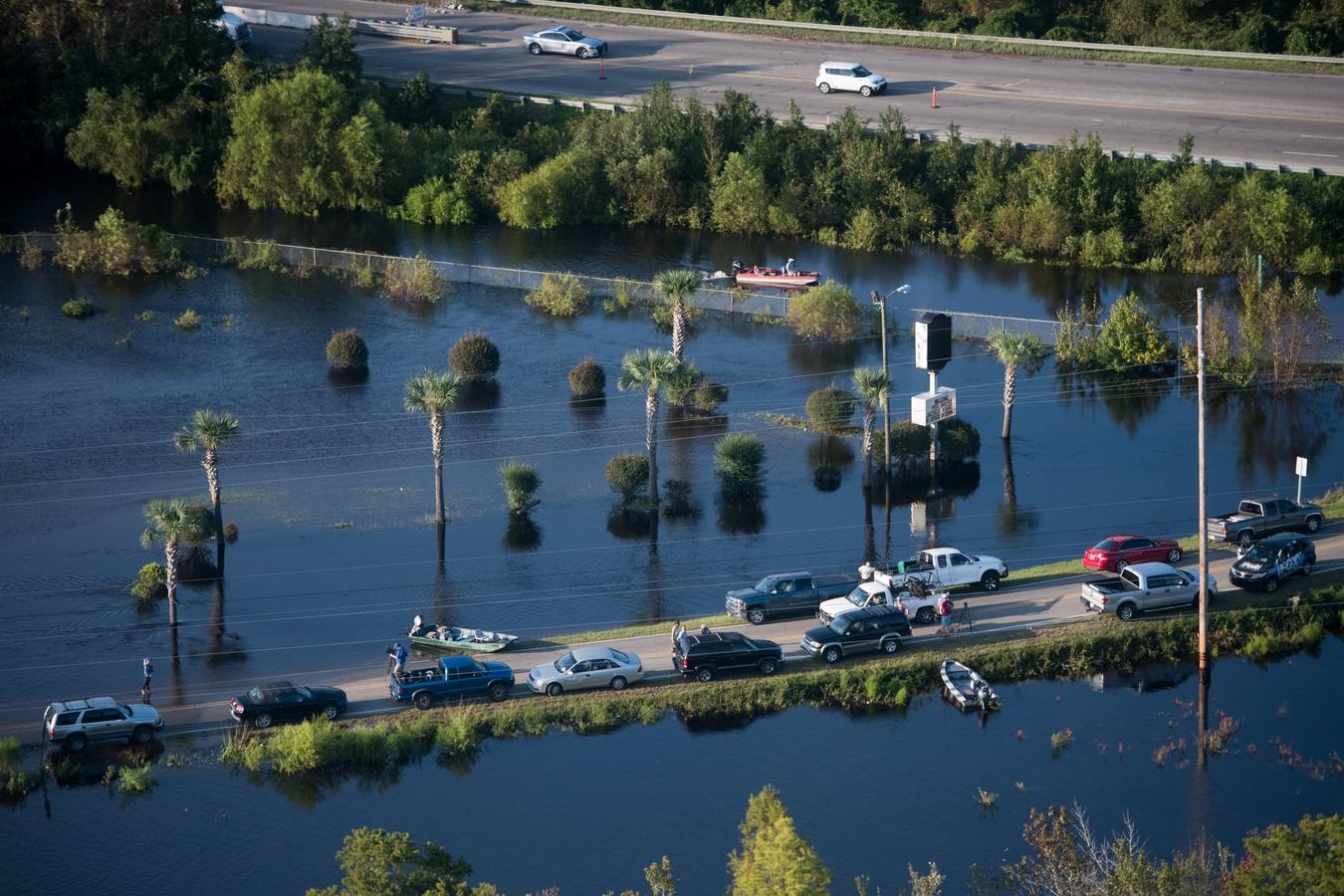 Mientras Florence se disipa en su camino hacia el noroeste, la ahora depresión tropical sigue dejando una pertinaz lluvia en la región, especialmente en la frontera entre Carolina del Norte y Carolina del Sur