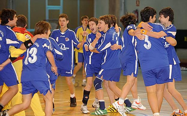 Los jugadores de Castilla y León celebran su pase a la final de 2009, que se disputó en Valladolid. 