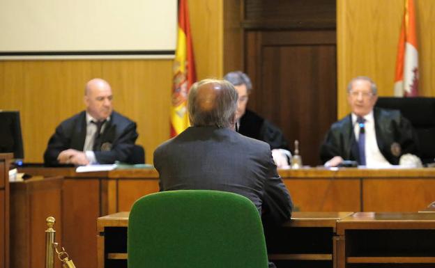 El exalcalde, León de la Riva, durante el juicio por el caso de las 'comfort letter', en la Audiencia Provincial de Valladolid.
