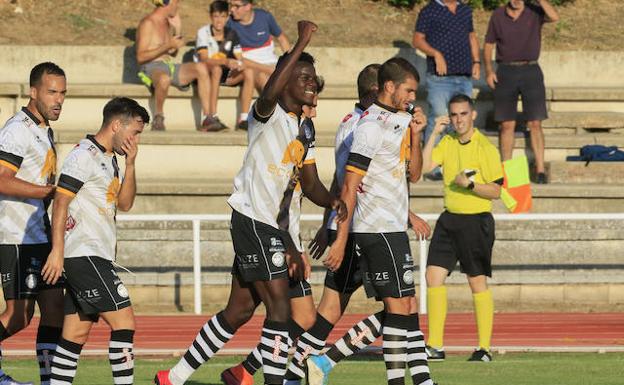 Admonio celebra con sus compañeros un gol suyo ante el Talavera.