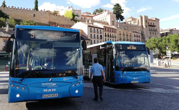 Autobuses urbanos en la plaza de Artillería.