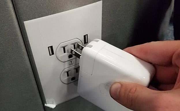 La nueva broma pesada en los aeropuertos: pegatinas que simulan ser enchufes