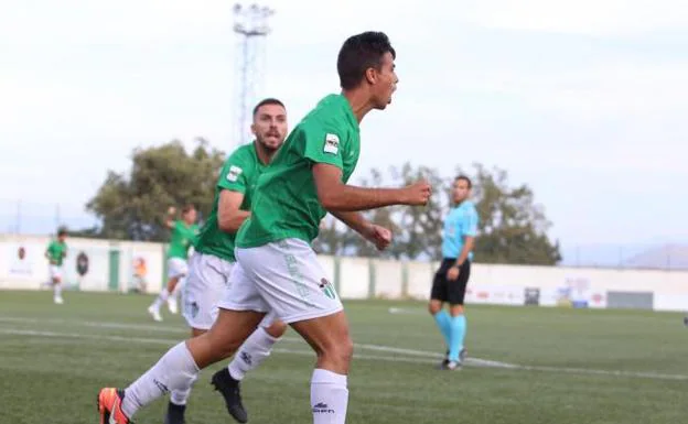 Javi Borrego celebra un gol en pretemporada con el CD Guijuelo. 