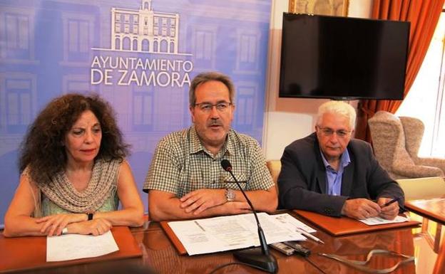 El alcalde de Zamora, Francisco Guarido, en el centro, junto a los concejales Laura Rivera y José Carlos Calzada. 