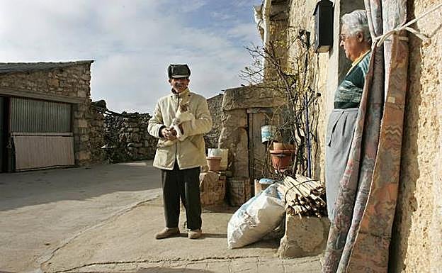 Solo ocho vecinos viven durante todo el año en Pinilla del Olmo, una aldea de los páramos de Soria. 