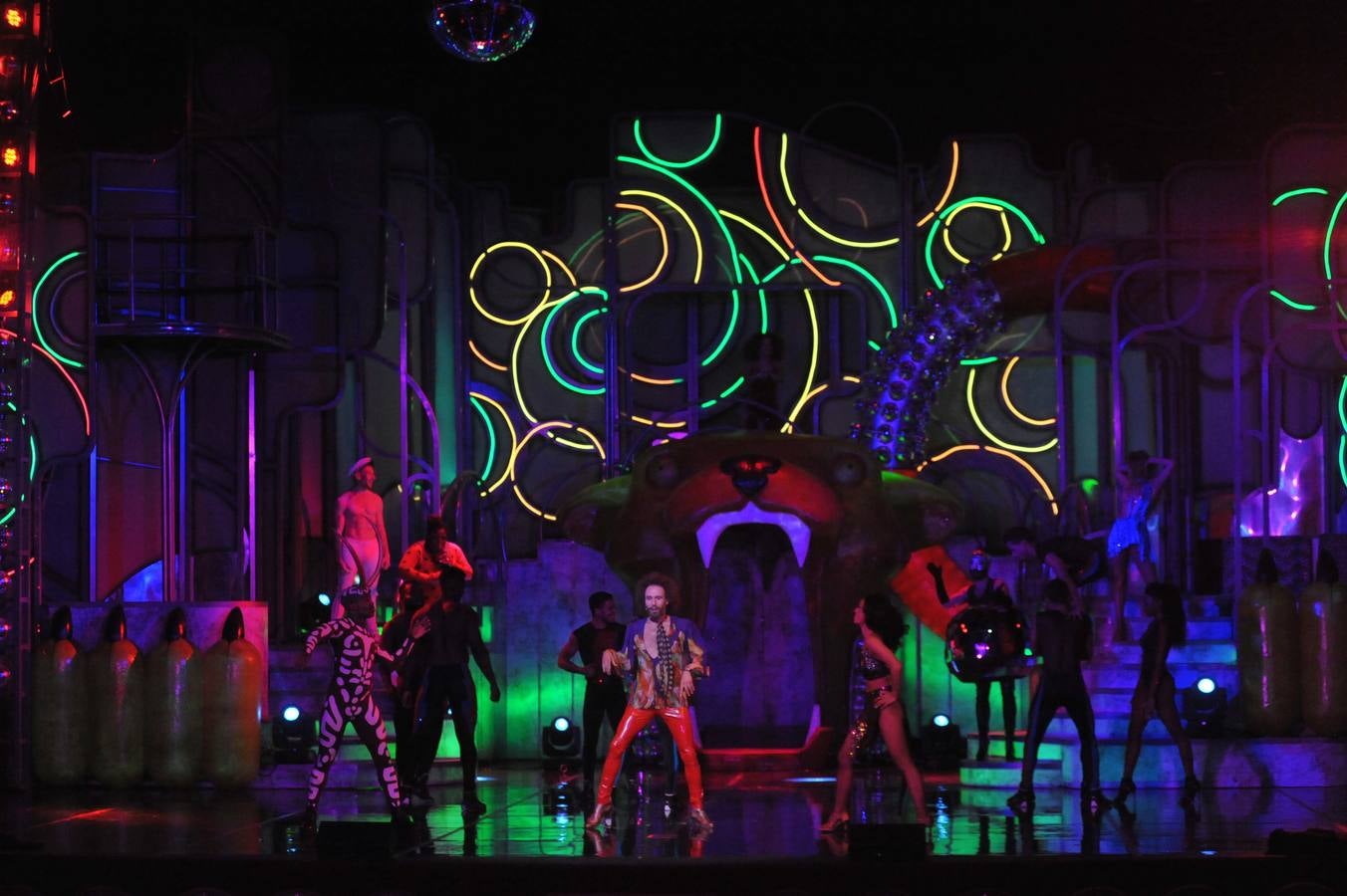 Del 19 al 23 de septiembre llenará el Teatro Calderón de escenas de cabaret, burlesque, comedia y números musicales, todo ello ambientado en la discoqueca neoyorquina Studio 54 durante la Nochevieja de 1979