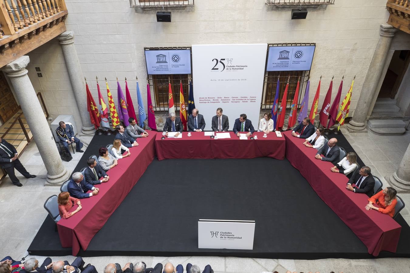 El monarca ha realizado su primera visita como rey a la ciudad para mostrar su respaldo al primer Año Jubilar Teresiano y para presidir el acto conmemorativo del 25 aniversario del Grupo de Ciudades Patrimonio de la Humanidad de España