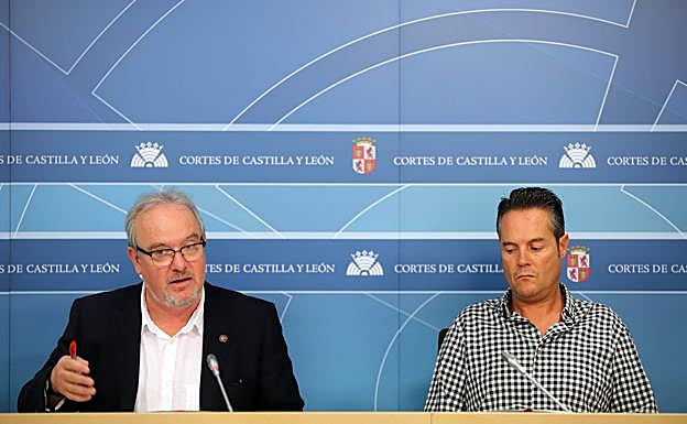 El secretario general del Grupo Parlamentario Socialista y portavoz de Hacienda, José Francisco Martín, junto al portavoz de Economía del Grupo Socialista en las Cortes, Pedro González 