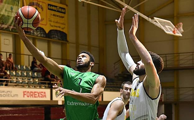 Juan Ramón Rivas defiende a un rival del Plasencia.