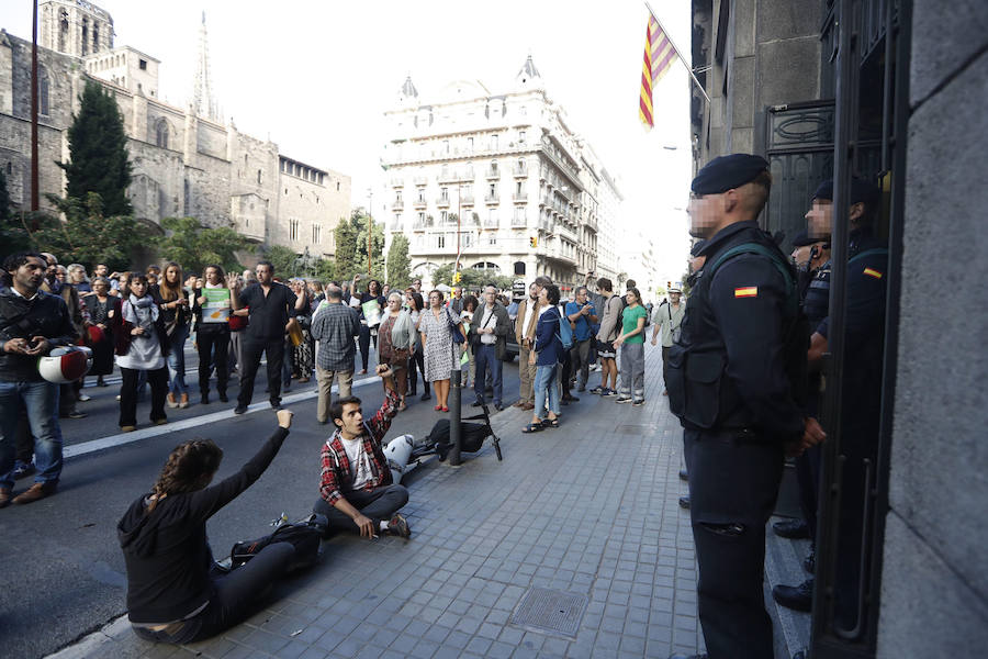 Hace un año, los presidentes de la ANC y Ómnium, hoy en prisión, llamaron el 20 de setiembre del año pasado a la ciudadanía a movilizarse frente a la Consejería de Economía por los registros que alli estaban realizando efectivos de la Guardia Civil. Allí se congregaron 40.000 personas en lo que se definió como un asedio.