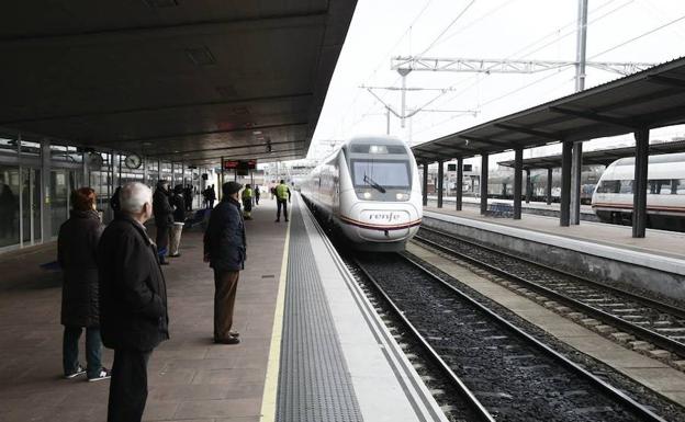 Llegada de un tren Alvia a la estación de Salamanca.