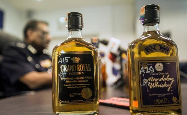 Botellas de alcohol incautadas por la policía en Malasia.