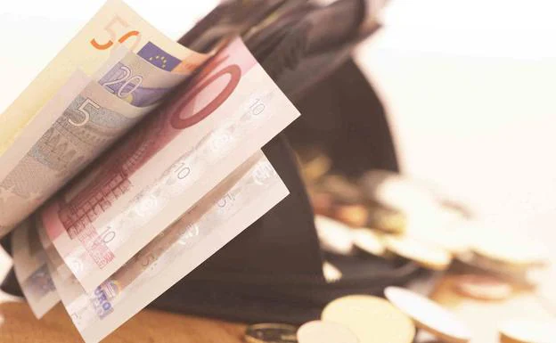 Un ciudadano entrega a la Policía Local de Valladolid una cartera extraviada con más de 800 euros