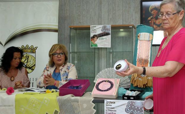 Matilde Montero muestra el colgante de las participantes.