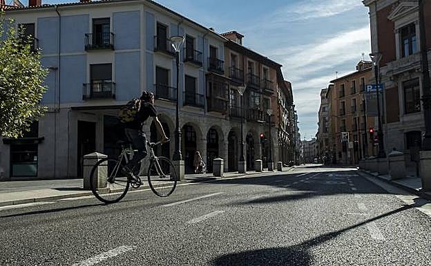 Un ciclista transita por la plaza de la Rinconada, vacía de vehículos. 