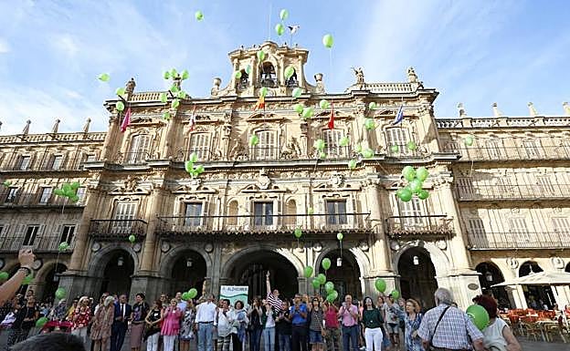 Suelta de globos ayer en la Plaza Mayor con motivo del Día Mundual del Alzhéimer.