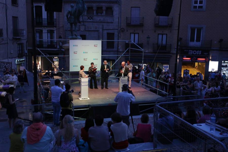 Lectura colectiva en la plaza de San Martín durante Hay Festival de Segovia.