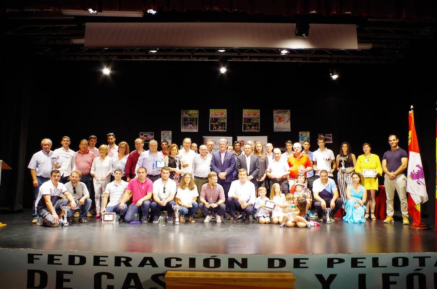 Foto de familia de todos los galardonados en la II Gala de la Pelota de Castilla y León