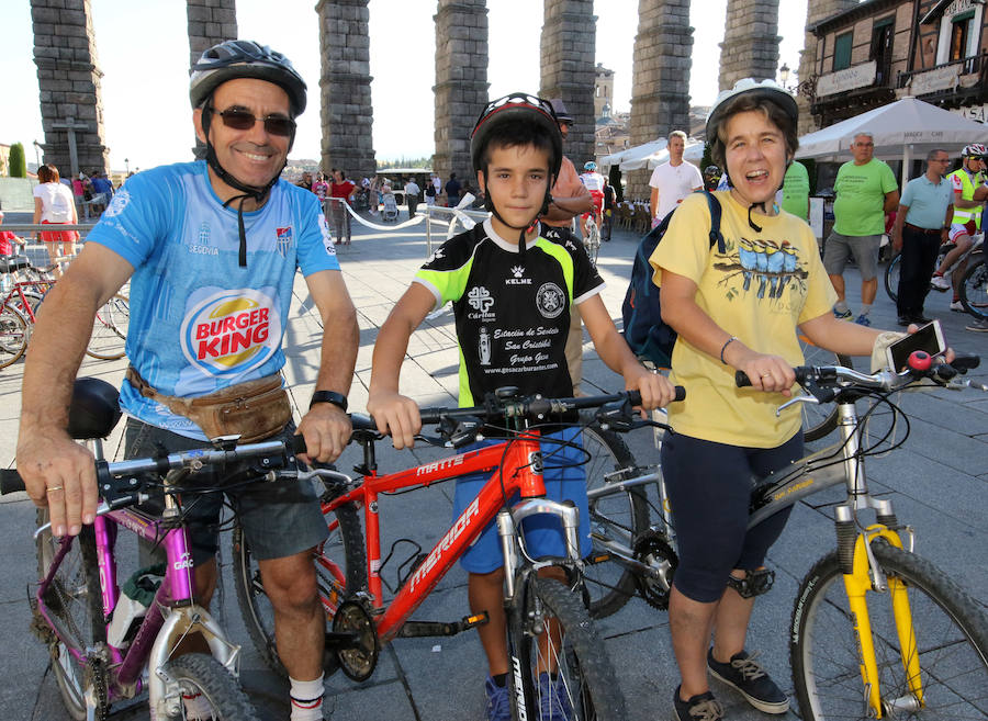 Fotos: Marcha ciclista del Dia del Alzheimer en Segovia