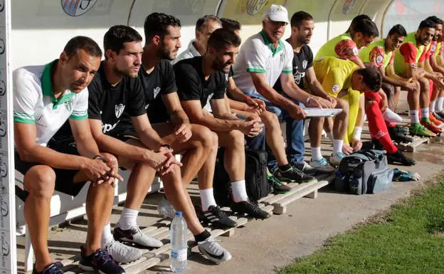 Ángel Sánchez, primero por la izquierda, en el banquillo del CD Guijuelo. 