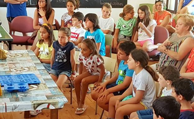 Asistentes al taller de velas.